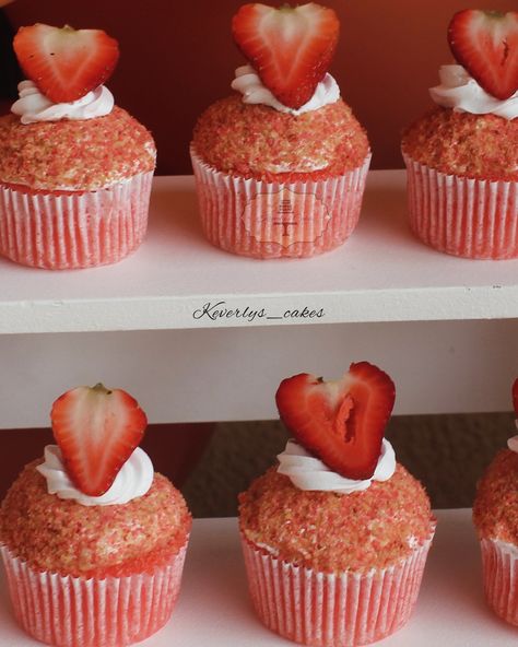 Did you know I make strawberry crunch cupcakes??🍓🧁 #keverlyscakes #tbt #throwbackthursday #strawberrycrunch #strawberrycrunchcake #strawberrycrunchcupcakes Crunchie Cupcakes, Strawberry Crunch Cupcakes, Strawberry Crunch Cake, Strawberry Crunch, Yummy Comfort Food, February 22, Cake Cookies, Cookie Decorating, Cupcake Cakes