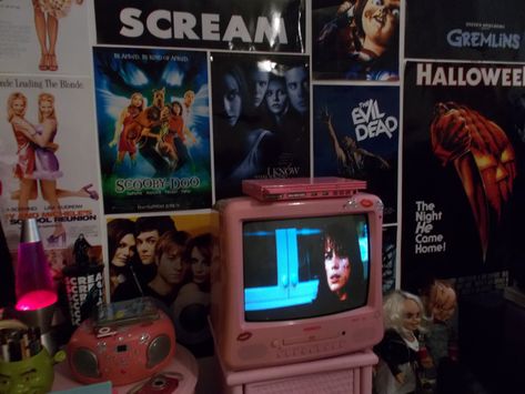 Movie Lover Bedroom, 80s Aesthetic Bedroom, 00s Room, Cinema Bedroom, Pink Goth Bedroom, 80’s Bedroom, Tv Bedroom Ideas, Film Bedroom, Horror Bedroom