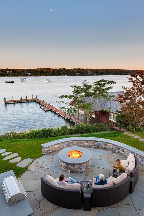 Houses On Lakes, Lake House Inspiration, Marthas Vineyard Home, Lake House Landscaping, Lakehouse Backyard, Lake View Homes, Lake House Modern, House On River, Country Lake House