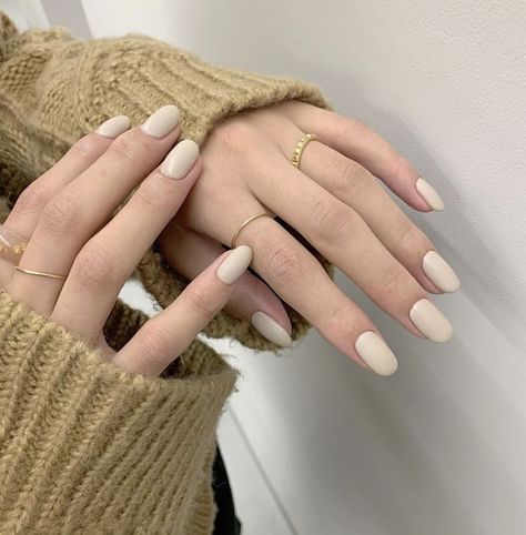 nails pretty cute aesthetic minimal minimalistic beige white neutral Aesthetic Minimal Nails, White Nails Korean Style, Cream Beige Nails, Nails Beige Aesthetic, Beige White Nails, Beige Nails Aesthetic, Beige And White Nails, White Cream Nails, Nails Aesthetics