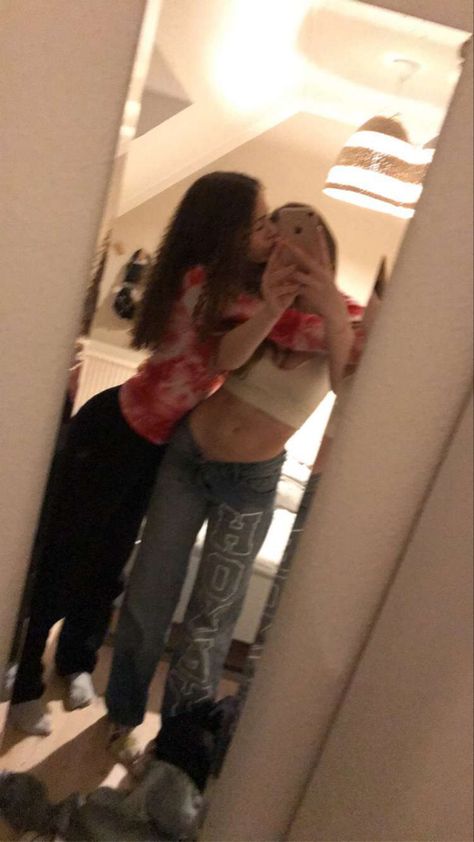 Make Ex Jealous Photo, Mirror Pics With Friends No Face, Mirror Pics Best Friends, Bsf Pics Ideas, Mirror Pic Ideas With Friends, Mirror Pic Poses With Friends, Bsf Pic Ideas, Bsf Mirror Pics, Mirror Pics With Bestie