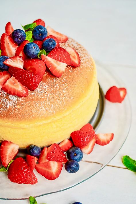 Japanese jiggly cheesecake recipe Jiggle Cake, Japanese Jiggly Cheesecake Recipe, Cheesecake Birthday Cake, Jiggly Cake, Rare Cheesecake, Cheesecake Birthday, Jiggly Cheesecake, Japenese Food, Food Japanese