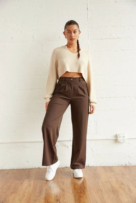 Tapered Pants Outfit, Dark Brown Trousers, Trouser Pants Outfits, Trendy Trousers, Wide Leg Pants Outfit, Trendy Trouser, Zara Trousers, Hey Babe, Cream Trousers