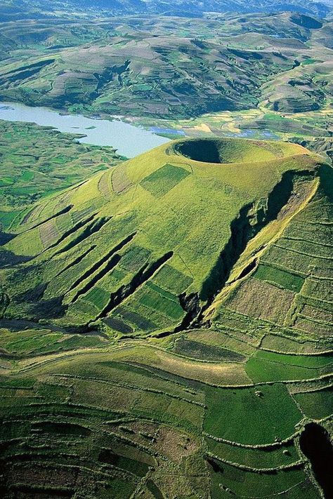 Le volcan Kassigie à Madagascar Madagascar Aesthetic, Watershed Management, Madagascar Country, Indigenous Knowledge, Modern Agriculture, African Travel, Democratic Republic Of The Congo, African Countries, Rock Formations