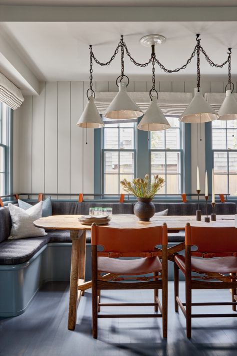 Houzz Tour: Moody Makeover for a Coastal New England Home Corner Kitchen Seating, Nook Bay Window, Coastal New England Home, Kitchen Banquettes, Art Fireplace, Coastal New England, California Street, Dining Room Pantry, Kitchen Banquette