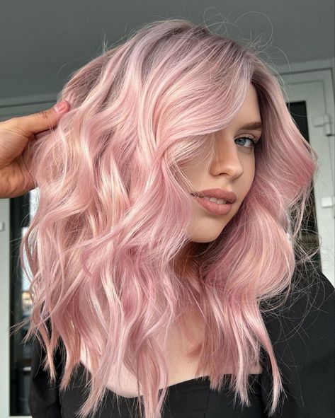 Rose Blonde Hair, Pink Hair Highlights, Blond Rose, Baby Pink Hair, Pink Hair Color, Pink Blonde Hair, Light Pink Hair, Hair Color Rose Gold, Blonde Fashion