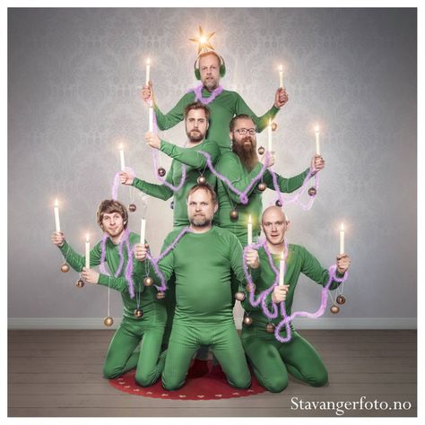 A humorous Christmas photo card from a Scandinavian photography group Creative Christmas Cards, Funny Christmas Photos, Funny Family Photos, Christmas Humor Ecards, Funny Christmas Pictures, Christmas Card Pictures, Christmas Card Ideas, Xmas Photos, Family Christmas Pictures