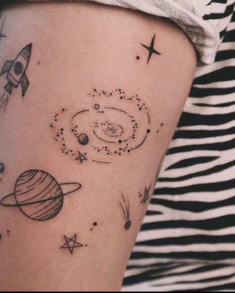 Heart Planet Tattoo, Luke Tattoo, Universe Tattoo Ideas, Lil Tattoo, Tattoo Bein Frau, Ephemeral Tattoo, Aesthetic Tattoo Ideas, Tattoos 2024, Sky Tattoos