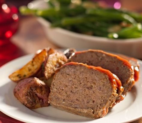 When you're in need of comfort food, it's hard to beat the ease and traditional feel of a classic meatloaf. There are many variations on the dish, but the end product is almost always the same: a loaf Glazed Meatloaf, Traditional Meatloaf Recipes, Meatloaf Glaze, Traditional Meatloaf, Homemade Meatloaf, Best Meatloaf, 12 Tomatoes, Loaf Recipes, Minced Meat