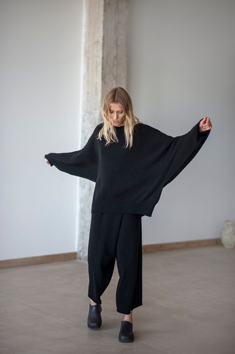 Black Jumper Outfit, Oversized Black Sweater, Oversized Sweater Outfit, Loose Fit Sweater, Jumper Outfit, Oversize Pullover, Simple Sweaters, Pullover Outfit, Slouchy Sweater