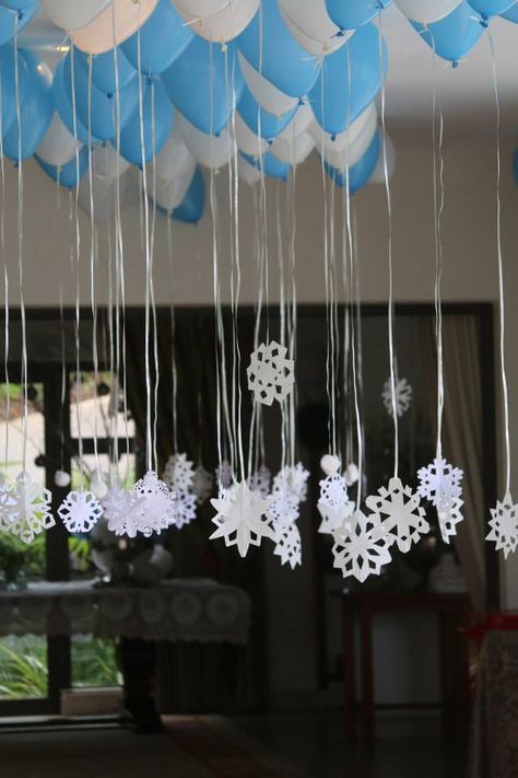 Frosty The Snowman Party Decorations, Snowflake Theme Birthday Party, Frozen Party Decorations Ideas, Frozen Birthday Crafts, Snowflake Themed Party, Frozen Decorations Ideas, Snowflakes Birthday Party Ideas, Frozen Birthday Diy, Frozen Birthday Party 2 Year