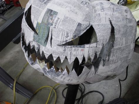 Cheshire Cat Grin, Dekorasi Halloween, Paper Mache Pumpkins, Halloween Infantil, Halloween Props Diy, Halloween Prop, Scary Halloween Decorations, Card Board, Cat Halloween