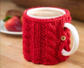 Roundup: 10 free crochet and knitting patterns for cup cozies Knitted Cozy, Knit Gifts, Cup Cosy, Mug Cozy Pattern, Crochet Mug Cozy, Drink Cozies, Crochet Cup Cozy, Coffee Cup Cozy, Diy Mugs