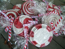 Paper plate peppermint candy tutorial. Make these for cute Christmas decorations. #peppermint #christmasdecorations Candy Garden, Snow Ideas, Christmas Bulletin, Xmas Theme, Christmas Accents, Candy Decorations, Christmas Parade, Navidad Diy, 12 December