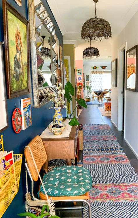 Eclectic Hallway Decor, Classic Eclectic Living Room, Bright Western Decor, Colorful Hallway Ideas, Colourful Hallways, Boho Hallway Ideas, Colourful Hallway, Eclectic Hallway, Colorful Hallway