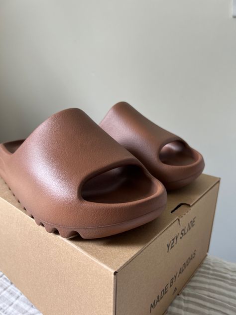 Yeezy Flax Slides Outfit, Yeezy Slides Core Outfit, Yezzy Shoes Women Slides, Fake Yeezy Slides, Flax Yeezy Slides, Yeezy Slides Outfit, Iphone Wallpaper Planets, Glossy Lips Makeup, Yeezy Slides