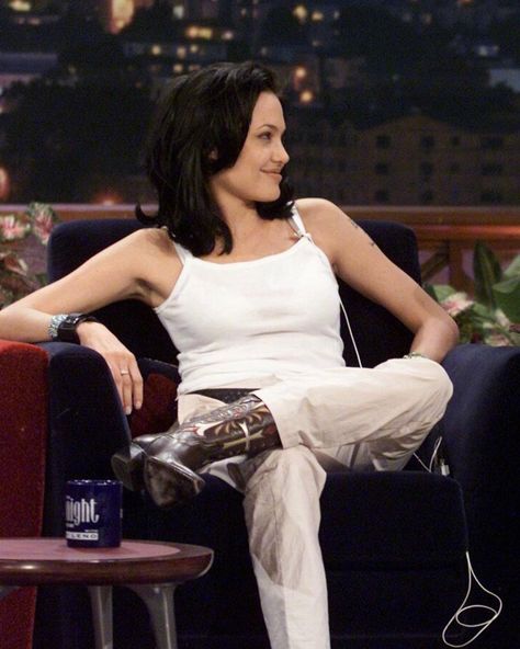 Velvey ♍︎ on Instagram: “Angelina Jolie sporting cowboy boots on The Tonight Show, 2000 🤠” Angelina Jolie 90s, Angelina Jolie Style, Angelina Jolie Photos, Girl Interrupted, Look Retro, The Tonight Show, I'm With The Band, Tonight Show, Lara Croft