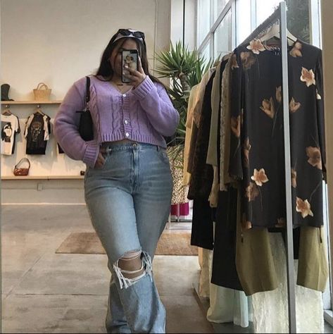 Plus Size Baddie Outfits Casual, Moda Midsize, Outfit Ideas For Chubby Girls, Baddie Outfits Fall, Outfits Fall 2023, Cropped Cardigan Outfit, Chubby Girl Fashion, Flare Jean Outfit, Chubby Girl Outfits