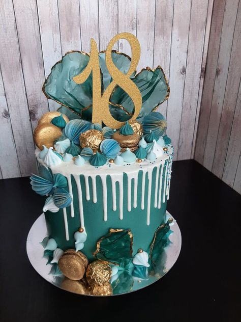 Mit diesem Cake Topper wird jeder Kuchen zum Hingucker. Das Schöne? Es ist eine bezahlbare Variante - Wir wissen ja alle, wie das ist. Eine Feier ist oft ohnehin nicht ganz günstig und der Cake Topper dient einfach nur als Deko - meinst landet er anschließend sowieso in der Tonne. Deshalb habe ich mir etwas cooles für euch ausgedacht und das ist das Ergebnis. Der Cake Topper ist aus Pappe/ Karton - die günstigere Alternative zu Holz oder Acryl. Als Befestigung dient ein Holzstab, welcher natürli Healthy Baking Alternatives, Sugar Free Pastries, Cake Varieties, 7 Cake, Candy Birthday Cakes, Vegan Pastries, Making Cakes, Baking Games, Sugar Intake