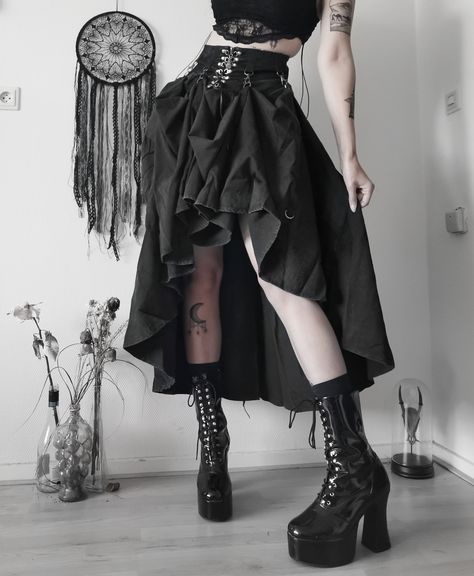 Black Goth Skirt, Gothic Dress Aesthetic, Gothic Skirt Outfit, Modern Gothic Fashion, Goth Skirt Outfit, Gothic Clothes Women, Gothic Summer Outfits, Goth Skirts, Goth Skirt