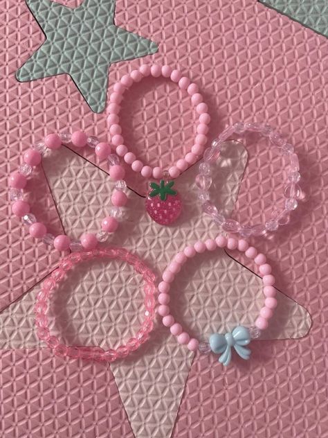 Cred to ownr🎀🎀 Cute Core Jewelry, Cutecore Bracelet Ideas, Kawaii Kandi Bracelets, Kawaii Beaded Bracelets, Cutecore Bracelets, Kawaii Bracelet Ideas, Gyaru Bracelet, Cutecore Jewelry, Cutecore Bracelet