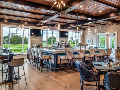 Country Club Design, Golf Bar, Club Interior, Clubhouse Design, Golf Clubhouse, House Country, Golf Country Club, Dining Design, Traditional Colonial