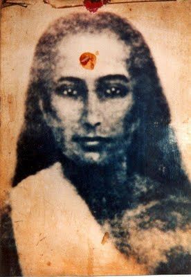 Sri Swami Vishwananda has this picture of Mahavatar Babaji, presently only, in His ashram, Shree Peetha Nilaya. He has said that now we shou... Maha Avatar Babaji, Paramahamsa Yogananda, National Leaders, साईं बाबा, Mahavatar Babaji, Paramhansa Yogananda, Mythology Paintings, God Blessings, Arte Yoga