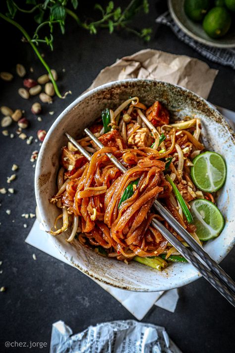 Vegan Tofu Pad Thai Chez Jorge, Tofu Pad Thai, Pad Thai Recipe, Vegan Tofu, Vegan Asian, Savory Food, Vegan Beans, Thai Dishes, Thai Recipes