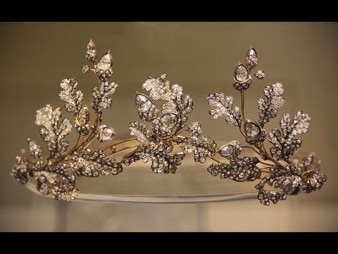 Diamond oak-leaf tiara, English-c. 1855 Royal Crowns, Diamond Tiara, Royal Jewels, Oak Leaf, Royal Jewelry, Crown Jewels, Tiaras And Crowns, British Museum, Belle Epoque