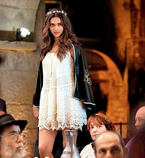 Deepika Padukone on the sets of 'Tamasha' Deepika Padukone Movie Looks, Deepika Padukone Dresses, Deepika Padukone Movies, Bollywood Theme Party Outfit, Tamasha Movie, Bollywood Theme Party, ऐश्वर्या राय, Bollywood Theme, Deepika Padukone Style