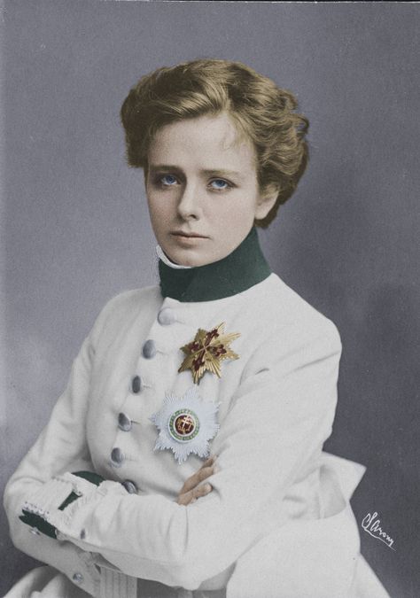 Maude Adams as Napoleon II in Edmond Rostand’s L’Aiglon.  my colorization Maude Adams, Greta Garbo, Actrices Hollywood, Salt Lake City Utah, Vintage Portraits, Vintage Photographs, Vintage Beauty, Historical Fashion, Historical Photos