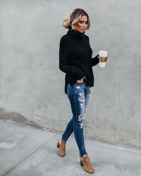 9aa42b31882ec039965f3c4923ce901bdesc47998223ri Timeless Sweater, Look Boho Chic, Black Turtleneck Sweater, Simple Fall Outfits, Platform Slippers, Black Turtleneck, Fall Clothes, Fall Winter Style, Black Sweater