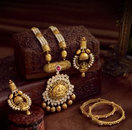 Portfolio of Kalyan Jewellers | Wedding Jewellery in Delhi NCR - Wedmegood Traditional Wedding Jewellery, Kalyan Jewellers, Gold Necklace Indian, Latest Jewellery Trends, Jewelry Illustration, Traditional Jewellery, Long Pearl Necklaces, Pearl Jewelry Necklace, Gold Necklaces