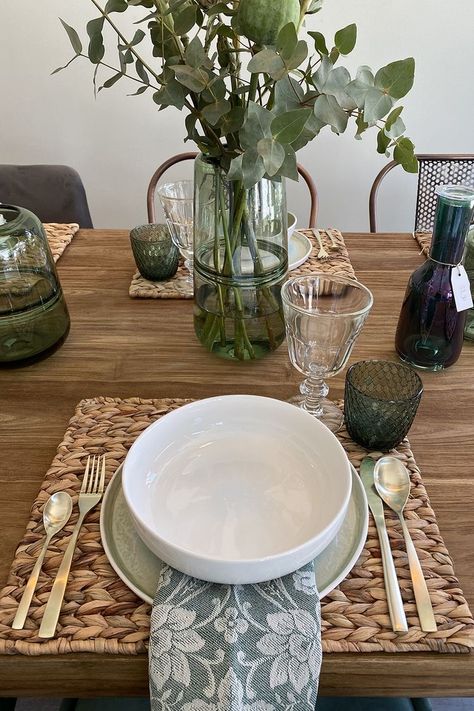 Table Runner For Small Round Table, Modern Rustic Table Setting, Tables Settings Ideas, Kitchen Table Set Up, Dining Table Placemats Ideas, Dining Table Set Up, Table Placemats Ideas, Mesa Aesthetic, Dinner Table Aesthetic