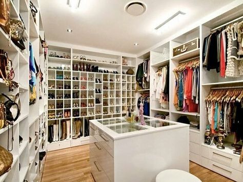 Giant closet.... 'nough said Amazing Closets, Walking Closet, Big Closets, Dream Closets, غرفة ملابس, Clothes And Shoes, Walk In Wardrobe, Closet Inspiration, Master Closet