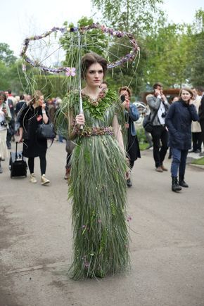 outfits made from vegetables DIY Clothes , Unique Outfit Ideas Vegetable Dress, Mother Nature Costume, فستان زهري, Unique Outfit Ideas, Tree Costume, Nature Outfits, Style Vert, Botanical Fashion, Diy Kostüm