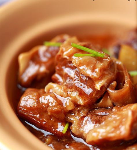 Chinese Braised Beef - Authentic Cantonese Style - Yum Of China Chinese Braised Beef, Chinese Beef Stew, Braised Beef Stew, Braised Beef Recipes, Food Authentic, Cantonese Food, Beef Brisket Recipes, Cantonese Cuisine, Pf Changs