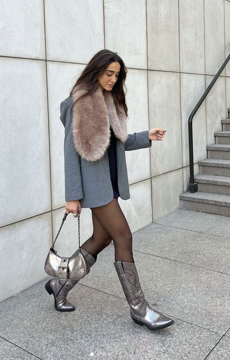 instagram: karenxgs Grey Booties Outfit, Metallic Boots Outfit, Cowboy Boots Outfit Winter, Outfit Botas, Winter Boots Outfits, Silver Boots, Metallic Boots, Booties Outfit, Western Outfits Women