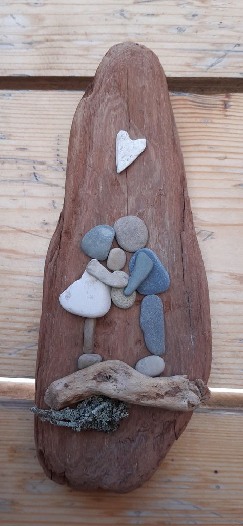 Rock Crafts Diy, Stone Pictures Pebble Art, Art Coquillage, Pebble Art Family, Art Stone, Beach Glass Art, Rock Painting Patterns, Driftwood Crafts, Sea Glass Crafts