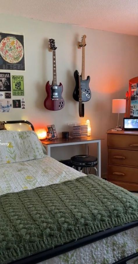 guitar room Guitar Placement In Bedroom, Guitarist Room Ideas, Guitar Room Aesthetic, Guitar Room Ideas, Guitar Room Decor, Room Aesthetic Grunge, Room Ideas Small Spaces, Room Aesthetic Dark, Aesthetic Guitar