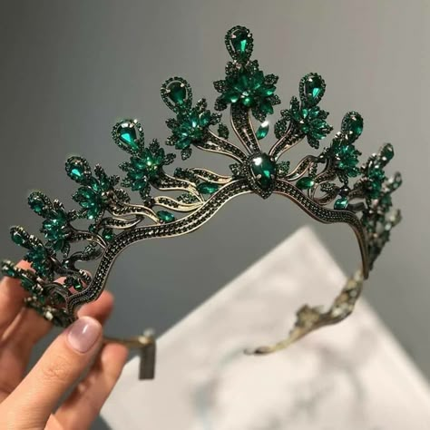 Gowns Aesthetic, Crown Aesthetic, Beautiful Tiaras, Headpiece Jewelry, Chique Outfits, Magical Jewelry, Ball Gowns Evening, Gowns Prom, Fantasy Gowns