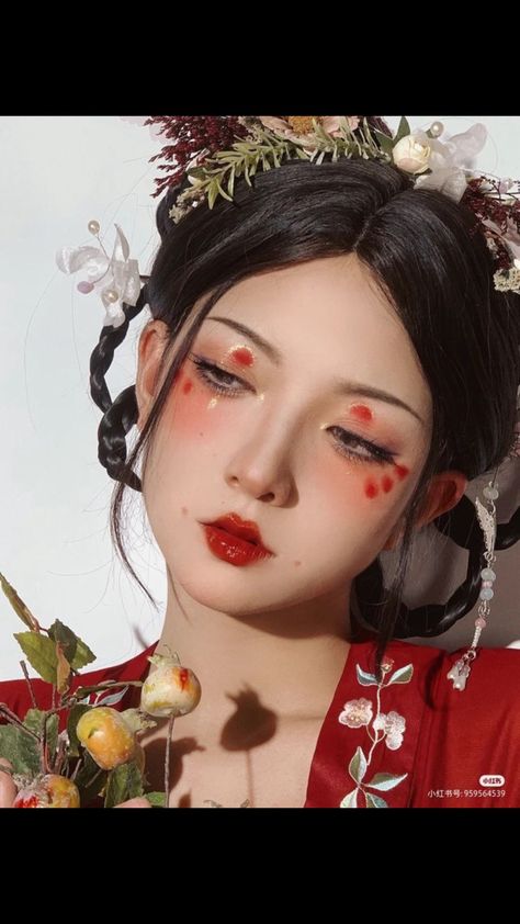 Cny Make Up, Chinese Red Makeup, Geisha Makeup Halloween, Geisha Makeup Modern, Gumiho Aesthetic, Traditional Japanese Makeup, Ancient Chinese Makeup, Kitsune Makeup, Lunar New Year Makeup