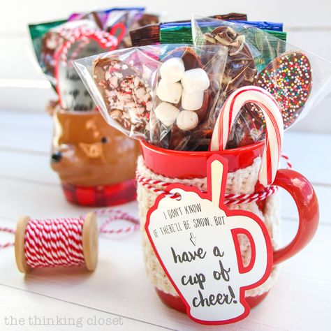 Hot Chocolate Drink Kit Gift with FREE Silhouette Cut File for Gift Tags | Pointers for how to print-and-cut custom gift tags on silver foil with your Silhouette, tips for creating yummy chocolate dipping spoons, plus a whole collection of holiday projects to tackle with your Silhouette machine! via thinkincloset.com Diy Christmas Gifts Hot Chocolate, Cookie Presentation, Chocolate Dipping, Hot Chocolate Spoons, Snowman Party, Hot Chocolate Gifts, Hot Chocolate Gift, Chocolate Spoons, Chocolate Drink