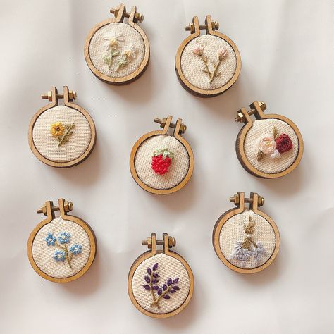 #embroidery #embroideryart #minihoops #hoopembroidery Cute Tiny Embroidery Ideas, Tiny Embroidery Hoop, Miniature Embroidery Ideas, Embroidery Keychain Patterns, Mini Embroidery Hoop Keychain, Mini Embroidery Ideas, Mini Embroidery Hoop Ideas, Tiny Embroidery Ideas, Mini Embroidery Patterns