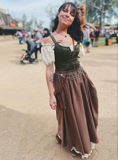 Highlander Ren Faire, Ren Fair Corset, Womens Ren Faire Costume, Ren Faire Wench, Renfaire Outfit Couple, Ren Faire Hobbit, Tavern Wench Costume, Female Ren Faire Outfit, Plus Size Ren Faire Costume Diy