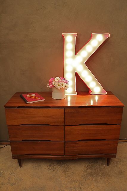 K luminiscente Diy Marquee Letters, The Letter K, Marquee Lights, Themed Room, Marquee Letters, Letter K, Letter A, My New Room, Diy Projects To Try