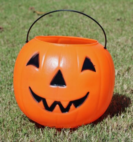 Halloween Pumpkin Bucket Crafts, Halloween Bucket Ideas, It Halloween Bucket, Halloween Buckets Ideas, Pumpkin Trick Or Treat Bucket Decor, Plastic Pumpkins Makeover, Pumpkin Trick Or Treat Bucket, Jack O Lantern Candy Bucket, Plastic Pumpkins Bucket