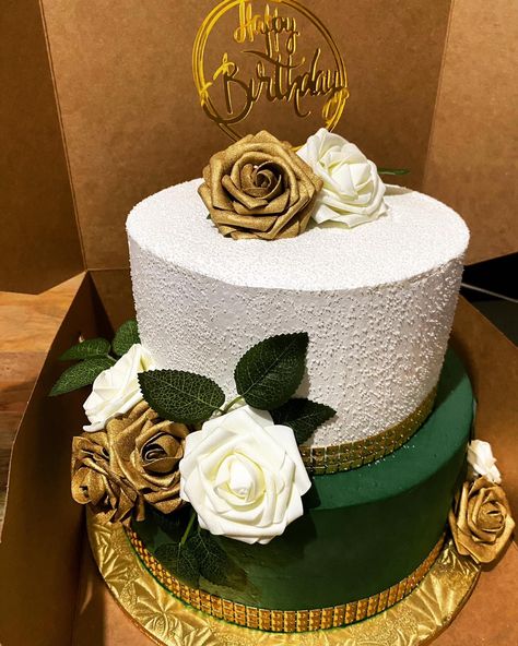 Quince Cakes Quinceanera, Gold Anniversary Cake, Cakes Quinceanera, Gold And White Cake, Gold Fondant, Quince Cakes, Quince Cake, 18th Cake, Green Wedding Cake