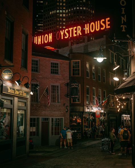 Union Oyster House neon sign at night, Boston, Massachusetts The North End Boston, House Neon Sign, Pub Aesthetic, North End Boston, Oyster House, Hotel Motel, Posters Framed, Boston Massachusetts, Image House