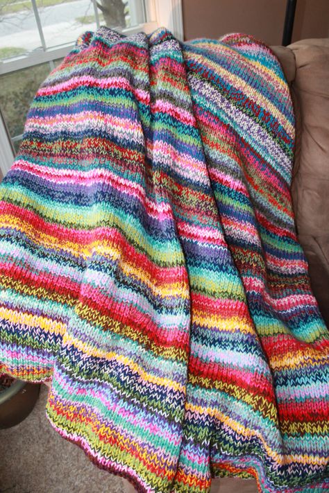 Crochet Christmas Ideas, Crochet Ideas For Beginners, Knit Afghan Patterns Free, Rainbow Knitting, Crochet Blanket Free Pattern, Knitted Crafts, Knitted Throw Patterns, Crochet Blanket Free, Easy Knit Blanket